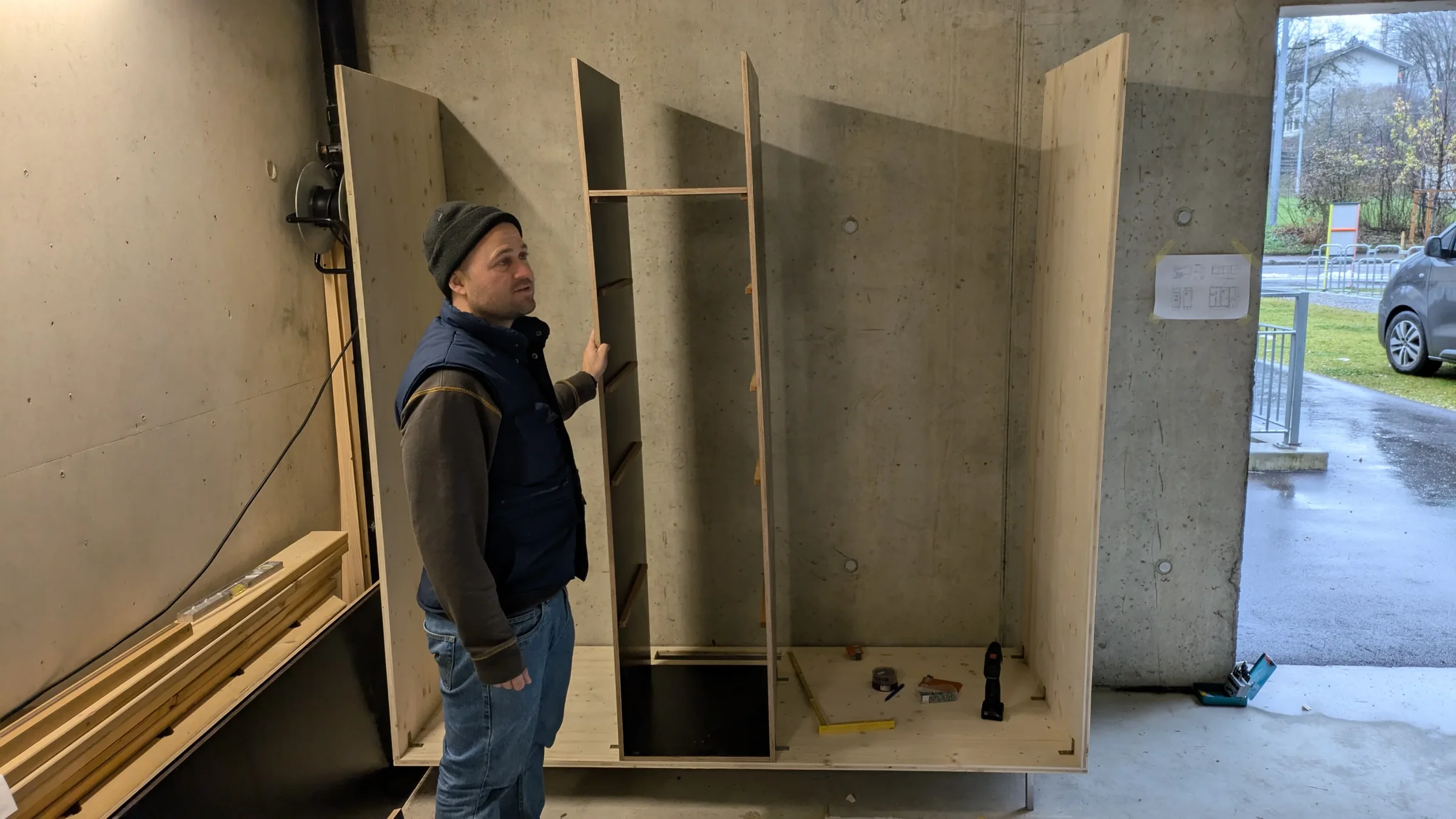 Der Holzschrank der neuen Station im Rohbau