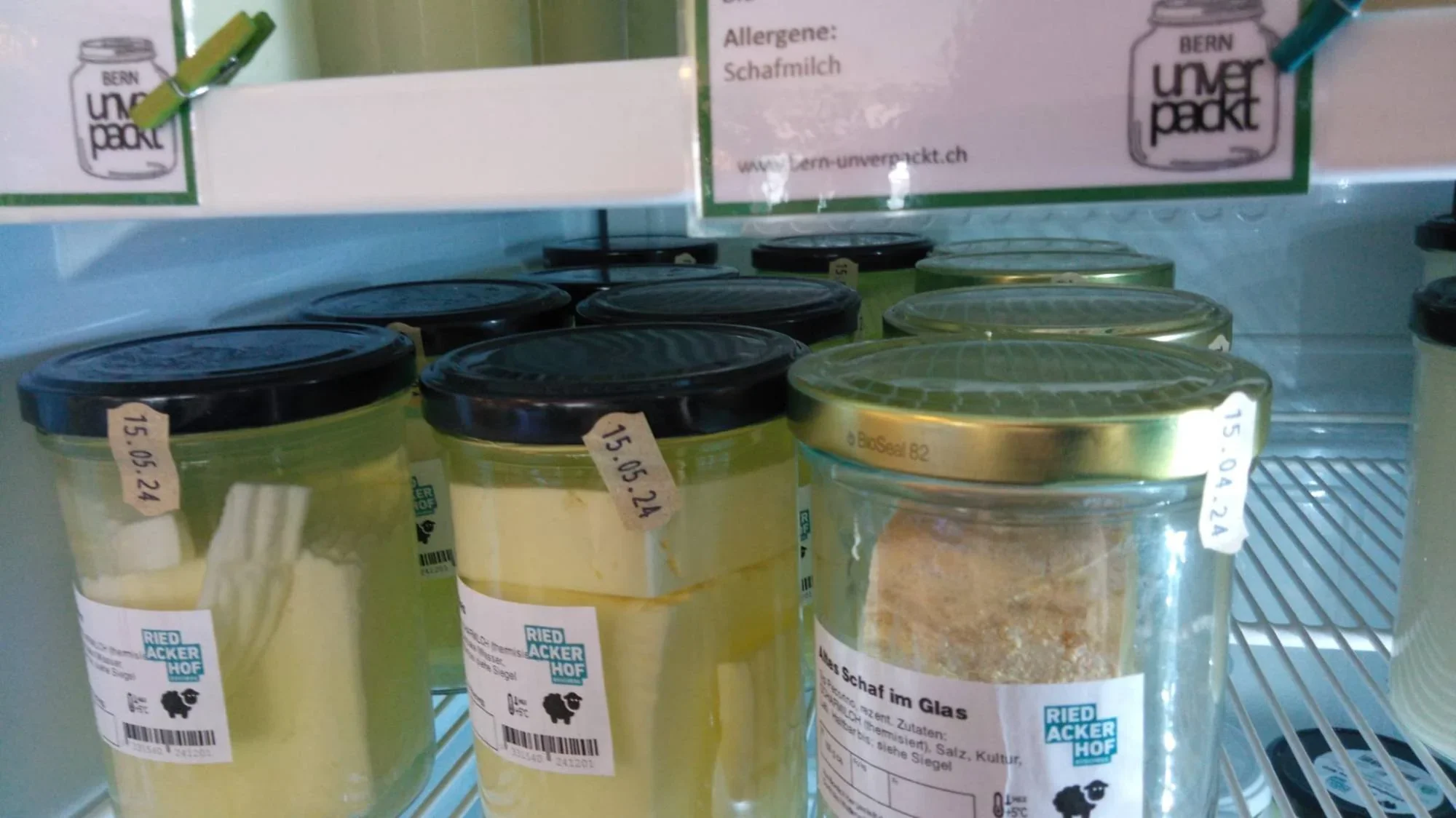 Kühlschrank bei Bern unverpackt mit Schaf-Feta und Altem Schaf in Gläsern