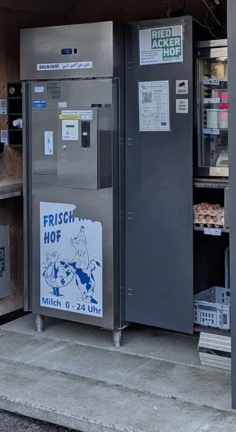 Milchautomat Brunimat mit Anzeige, Münzeinwurf, QR-Anleitung und Tür
